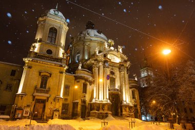Lviv, Ukrayna - 17 Şubat 2021: Kışın geceleri Lviv 'deki Dominik Kilisesi