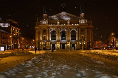 Lviv, Ukrayna - 17 Şubat 2021: Kışın Lviv Ulusal Operası
