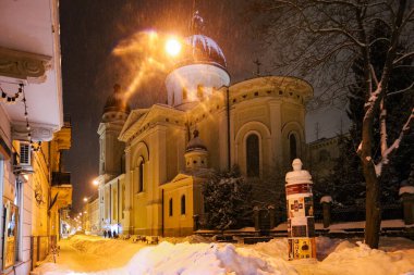 Lviv, Ukrayna - 17 Şubat 2021: Şekil Değiştirme Kilisesi, Geceleri Lviv