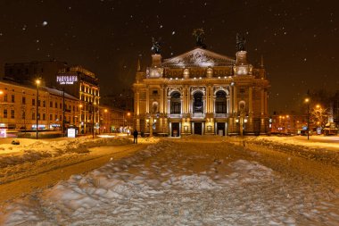 Lviv, Ukrayna - 17 Şubat 2021: Kışın Lviv Ulusal Operası