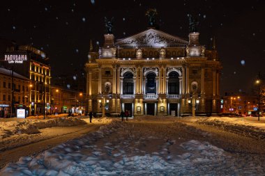 Lviv, Ukrayna - 17 Şubat 2021: Kışın Lviv Ulusal Operası