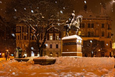 Lviv, Ukrayna - 17 Şubat 2021: Kışın Lviv 'deki Danylo Halytskyi Anıtı