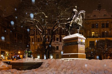 Lviv, Ukrayna - 17 Şubat 2021: Kışın Lviv 'deki Danylo Halytskyi Anıtı