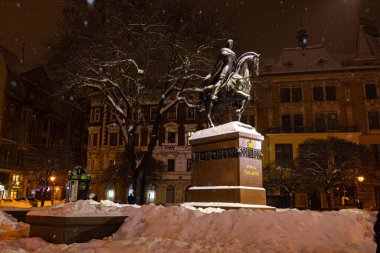 Lviv, Ukrayna - 17 Şubat 2021: Kışın Lviv 'deki Danylo Halytskyi Anıtı