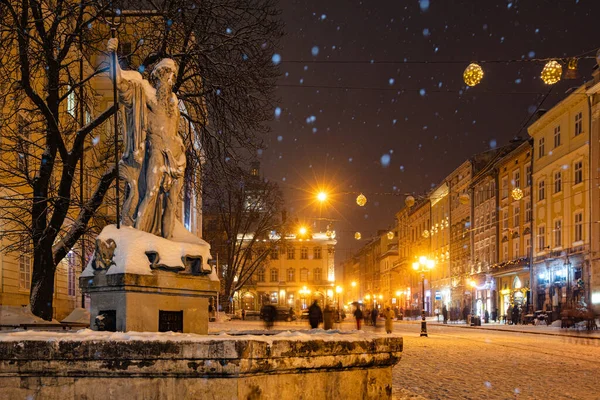 Lviv, Ukrayna - 17 Şubat 2021: Kışın Lviv 'de Neptun Çeşmesi