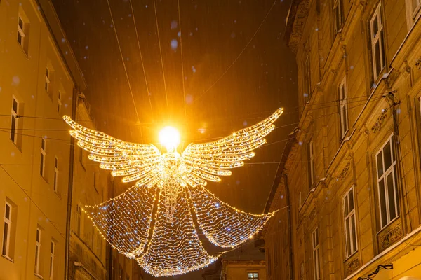 Boże Narodzenie Oświetlone Dekoracji Anioła Wiszącego Ulicy Lwów Nocy — Zdjęcie stockowe