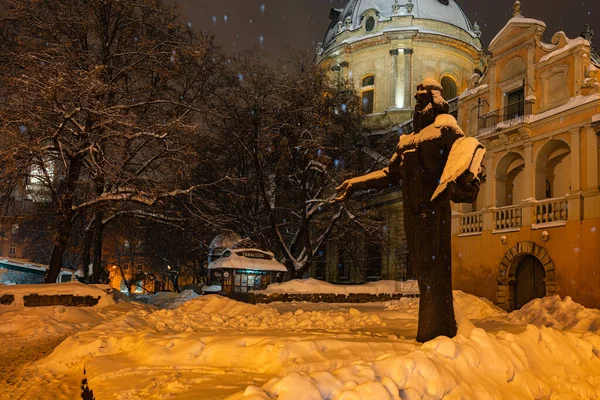 Lviv, Ukrayna - 17 Şubat 2021: Lviv 'de Ivan Fedorov anıtı