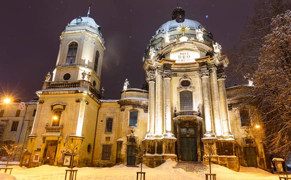 Lviv, Ukrayna - 17 Şubat 2021: Kışın geceleri Lviv 'deki Dominik Kilisesi