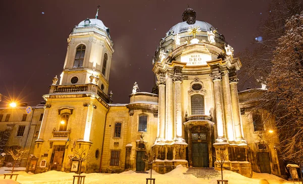 Lviv, Ukrayna - 17 Şubat 2021: Kışın geceleri Lviv 'deki Dominik Kilisesi