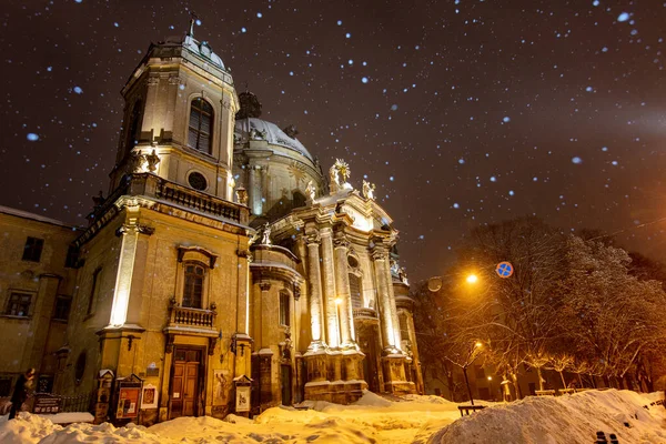 Lviv, Ukrayna - 17 Şubat 2021: Kışın geceleri Lviv 'deki Dominik Kilisesi
