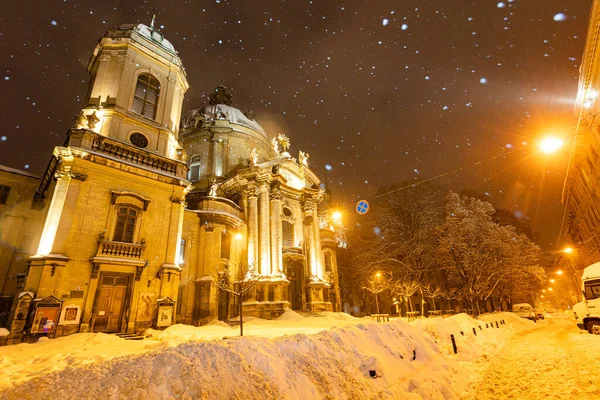 Lviv, Ukrayna - 17 Şubat 2021: Kışın geceleri Lviv 'deki Dominik Kilisesi