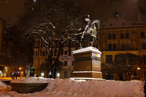Lviv, Ukrayna - 17 Şubat 2021: Kışın Lviv 'deki Danylo Halytskyi Anıtı