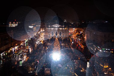 Lviv, Ukrayna - 17 Aralık 2021: Lviv, Ukrayna 'daki Opera Binası yakınlarında Noel ağacı açılışı. İnsansız hava aracından görüntüle