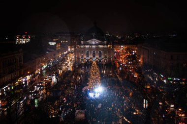 Lviv, Ukrayna - 17 Aralık 2021: Lviv, Ukrayna 'daki Opera Binası yakınlarında Noel ağacı açılışı. İnsansız hava aracından görüntüle