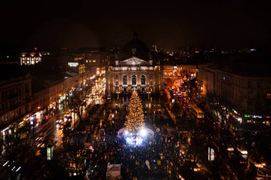 Lviv, Ukrayna - 17 Aralık 2021: Lviv, Ukrayna 'daki Opera Binası yakınlarında Noel ağacı açılışı. İnsansız hava aracından görüntüle