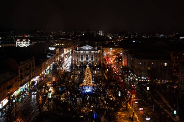 Lviv, Ukrayna - 17 Aralık 2021: Lviv, Ukrayna 'daki Opera Binası yakınlarında Noel ağacı açılışı. İnsansız hava aracından görüntüle