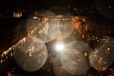 Lviv, Ukrayna - 17 Aralık 2021: Lviv, Ukrayna 'daki Opera Binası yakınlarında Noel ağacı açılışı. İnsansız hava aracından görüntüle