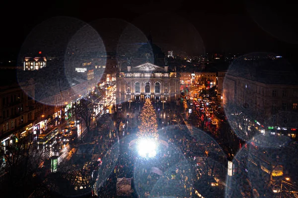 Lviv, Ukrayna - 17 Aralık 2021: Lviv, Ukrayna 'daki Opera Binası yakınlarında Noel ağacı açılışı. İnsansız hava aracından görüntüle