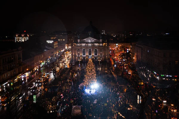 Lviv, Ukrayna - 17 Aralık 2021: Lviv, Ukrayna 'daki Opera Binası yakınlarında Noel ağacı açılışı. İnsansız hava aracından görüntüle