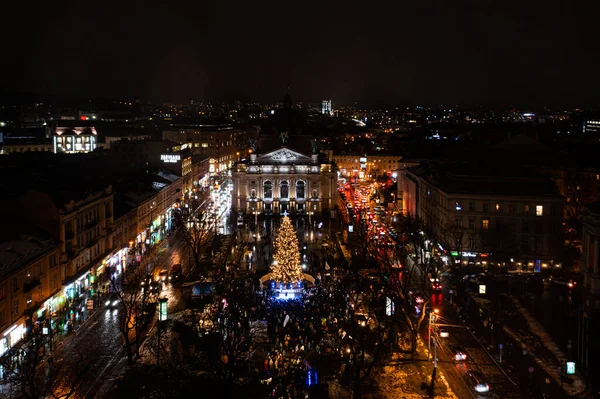 Lviv, Ukrayna - 17 Aralık 2021: Lviv, Ukrayna 'daki Opera Binası yakınlarında Noel ağacı açılışı. İnsansız hava aracından görüntüle