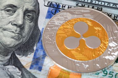 Dalgalanan para, XRP jetonu, ABD 'de şifreli para tasarım amaçlı arkaplan 100 dolar.