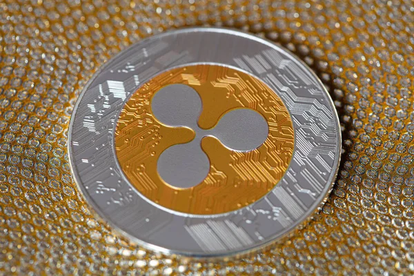 Dalgalanma madeni para, XRP jetonu, altın zemin üzerinde şifreli para tasarım amaçlı
