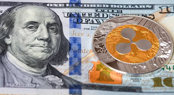 Dalgalanan para, XRP jetonu, ABD 'de şifreli para tasarım amaçlı arkaplan 100 dolar.