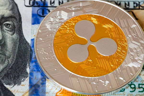 Dalgalanan para, XRP jetonu, ABD 'de şifreli para tasarım amaçlı arkaplan 100 dolar.