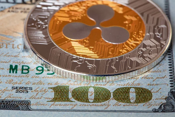Dalgalanan para, XRP jetonu, ABD 'de şifreli para tasarım amaçlı arkaplan 100 dolar.