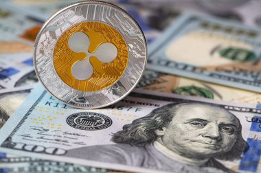 Dalgalanan para, XRP jetonu, ABD 'de şifreli para tasarım amaçlı arkaplan 100 dolar.