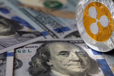 Dalgalanan para, XRP jetonu, ABD 'de şifreli para tasarım amaçlı arkaplan 100 dolar.