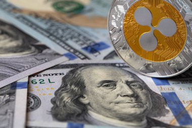 Dalgalanan para, XRP jetonu, ABD 'de şifreli para tasarım amaçlı arkaplan 100 dolar.
