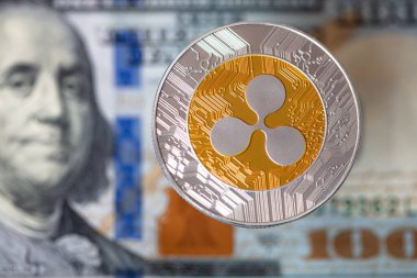 Dalgalanan para, XRP jetonu, ABD 'de şifreli para tasarım amaçlı arkaplan 100 dolar.