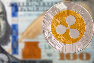 Dalgalanan para, XRP jetonu, ABD 'de şifreli para tasarım amaçlı arkaplan 100 dolar.
