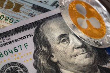 Dalgalanan para, XRP jetonu, ABD 'de şifreli para tasarım amaçlı arkaplan 100 dolar.