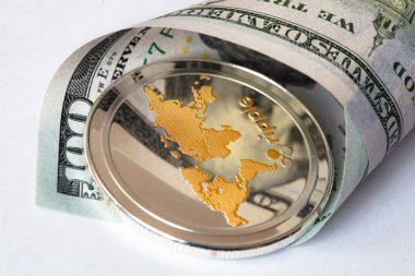 Dalgalanan para, XRP jetonu, ABD 'de şifreli para tasarım amaçlı arkaplan 100 dolar.