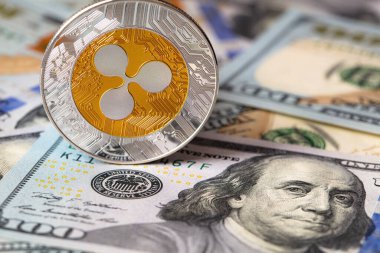 Dalgalanan para, XRP jetonu, ABD 'de şifreli para tasarım amaçlı arkaplan 100 dolar.