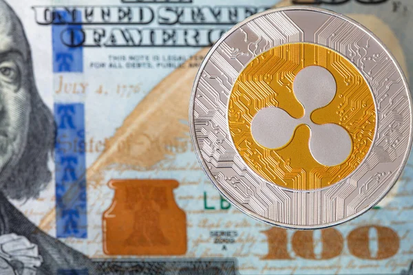 Dalgalanan para, XRP jetonu, ABD 'de şifreli para tasarım amaçlı arkaplan 100 dolar.