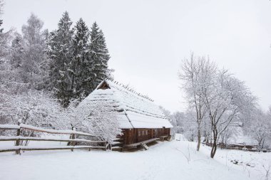 Lviv, Ukrayna - 8 Aralık 2021: Lviv 'deki Klymentii Sheptytskyi Halk Mimarisi ve Kırsal Yaşam Müzesi' ndeki Antik köy evi. Kışın Skansen