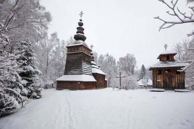 Lviv, Ukrayna - 8 Aralık 2021: Lviv 'deki Klymentii Sheptytskyi Halk Mimarisi ve Kırsal Yaşam Müzesi (Shevchenkivskyi Hai)' deki antik köy ahşap kilisesi. Kışın Skansen