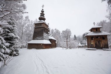 Lviv, Ukrayna - 8 Aralık 2021: Lviv 'deki Klymentii Sheptytskyi Halk Mimarisi ve Kırsal Yaşam Müzesi (Shevchenkivskyi Hai)' deki antik köy ahşap kilisesi. Kışın Skansen