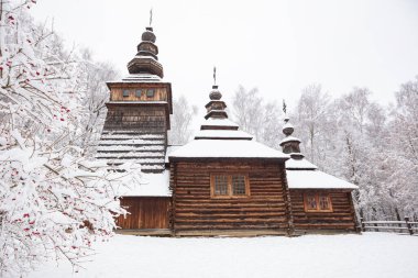 Lviv, Ukrayna - 8 Aralık 2021: Lviv 'deki Klymentii Sheptytskyi Halk Mimarisi ve Kırsal Yaşam Müzesi (Shevchenkivskyi Hai)' deki antik köy ahşap kilisesi. Kışın Skansen