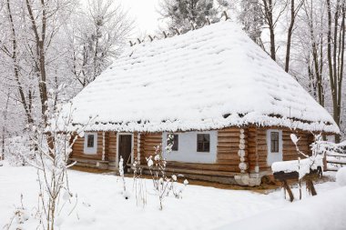 Lviv, Ukrayna - 8 Aralık 2021: Lviv 'deki Klymentii Sheptytskyi Halk Mimarisi ve Kırsal Yaşam Müzesi' ndeki Antik köy evi. Kışın Skansen