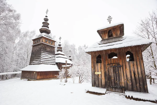 Lviv, Ukrayna - 8 Aralık 2021: Lviv 'deki Klymentii Sheptytskyi Halk Mimarisi ve Kırsal Yaşam Müzesi (Shevchenkivskyi Hai)' deki antik köy ahşap kilisesi. Kışın Skansen
