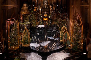 Lviv, Ukrayna - 25 Aralık 2021: Lviv, Ukrayna 'da Kutsal Bakire Meryem' in Varsayımı Archthedral Bazilikası 'nda Noel süslemesi