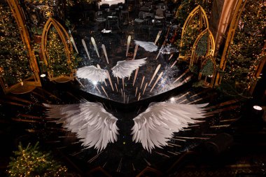 Lviv, Ukrayna - 25 Aralık 2021: Lviv, Ukrayna 'da Kutsal Bakire Meryem' in Varsayımı Archthedral Bazilikası 'nda Noel süslemesi