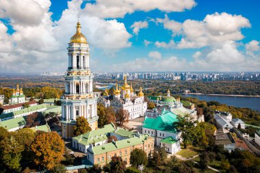 Kyiv, Ukrayna - 6 Ekim 2021 Kyiv Pechersk Lavra, Kyiv. İnsansız hava aracından görüntüle