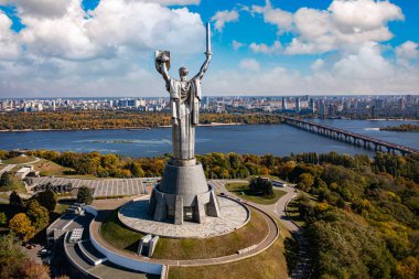 Kyiv, Ukrayna - 6 Ekim 2021: Anavatan Anıtı Ukrayna Ulusal Tarih Müzesi İkinci Dünya Savaşı 'nda Kyiv' de. İnsansız hava aracından görüntüle