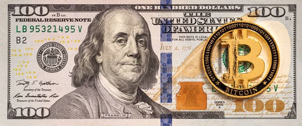 設計目的のための100ドル札の背景のビットコイン — ストック写真