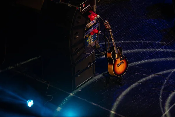 Guitar Standing Empty Concert Stage — Zdjęcie stockowe